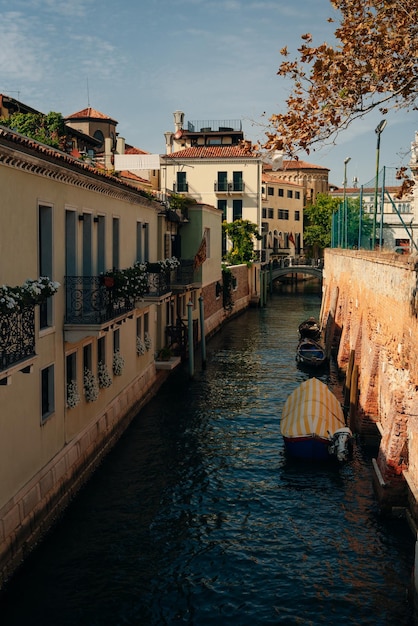 canal com gôndolas vazias em Veneza, Itália, maio de 2023