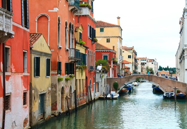 Canal com ponte em veneza, itália. arquitetura e marco de veneza. aconchegante paisagem urbana de veneza.