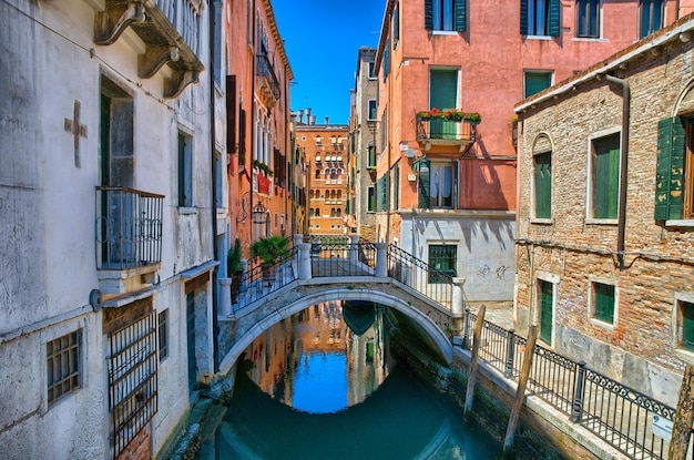 Canal com ponte em Veneza Itália HDR