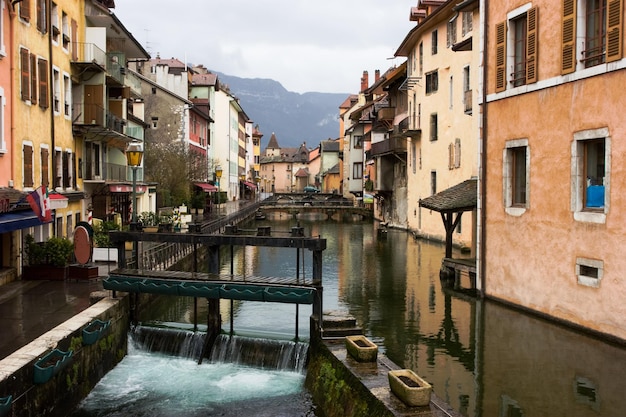 Canal con compuerta en la ciudad medieval de Annecy Francia