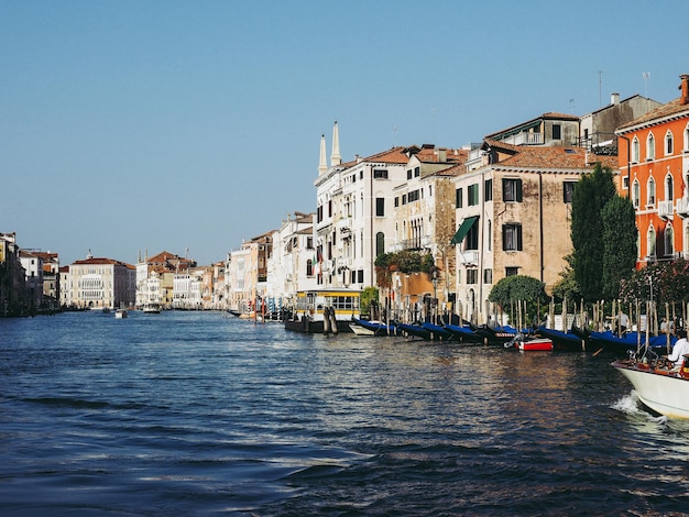 Canal contra edifícios na cidade em um dia ensolarado