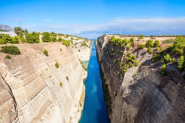 El Canal de Corinto es un canal que conecta el Golfo de Corinto con el Golfo Sarónico en el Mar Egeo. Corta el istmo de Corinto y separa el Peloponeso del continente griego.