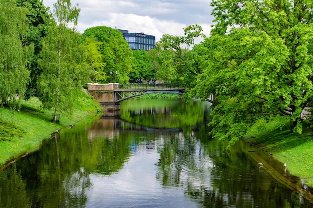 Canal da cidade com a antiga ponte pedonal de ferro