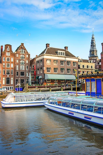 Canal Damrak, barcos y casas de baile en Ámsterdam, Países Bajos