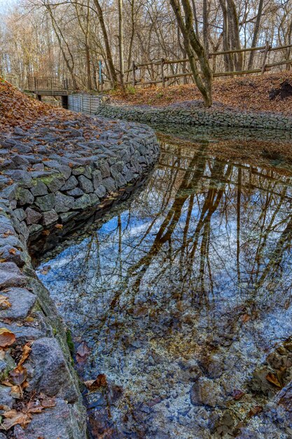 Canal de água com água de nascente limpa