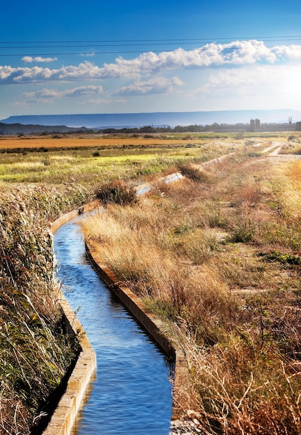 Canal de água. Paisagem rural com canal de irrigação e campos