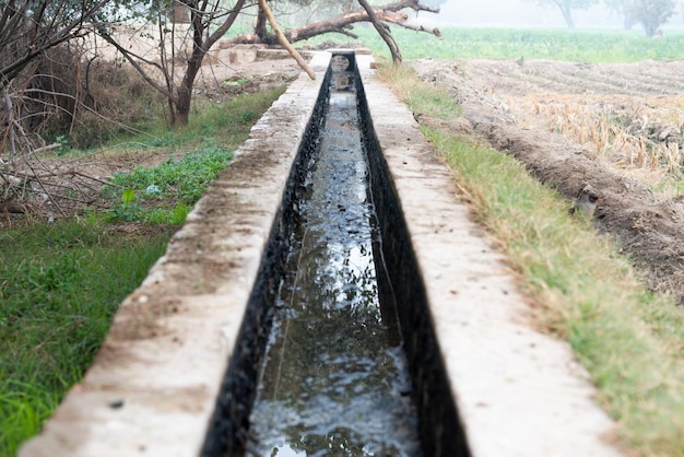 Canal de água para sistema de irrigação de campos de cultivo na aldeia