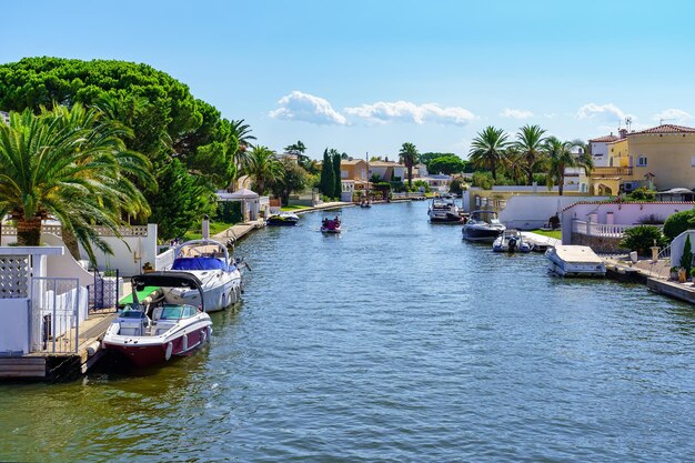 Canal de água pelo qual os barcos circulam como se fossem ruas na urbanização costeira de Ampuriabrava Girona Catalunha