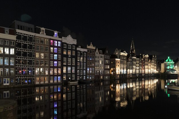 Canal de Amsterdã à noite