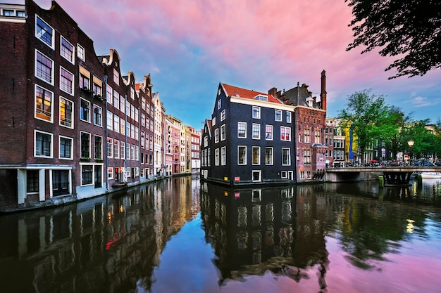 Canal de Amsterdã ao pôr do sol, Holanda