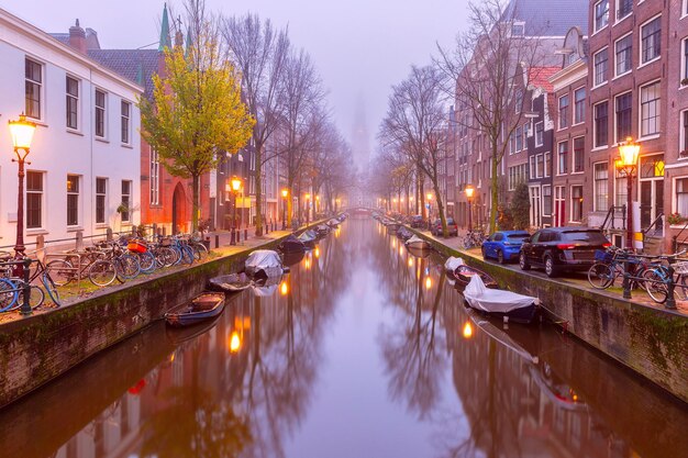 Canal de Amsterdã com Zuiderkerk