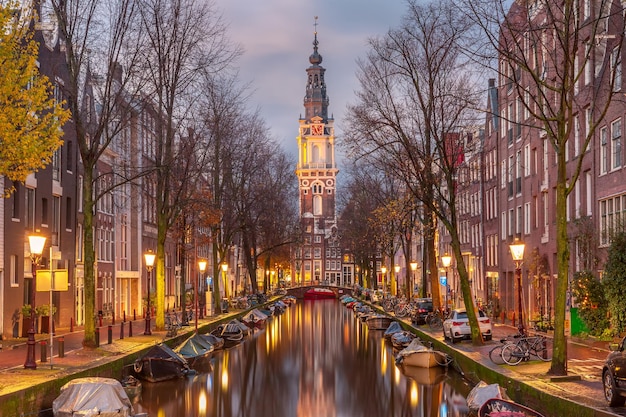 Foto canal de amsterdã com zuiderkerk