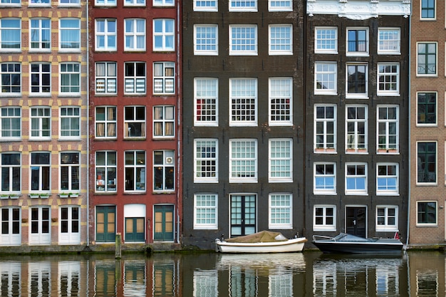 Canal de Amsterdã Damrak com casas, Holanda