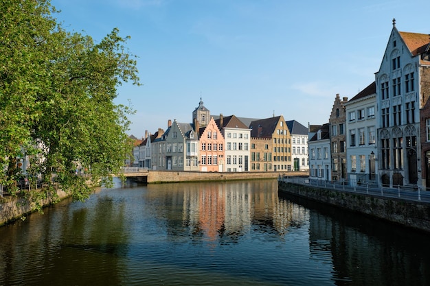 Canal de Bruges e casas antigas Bruges Bélgica