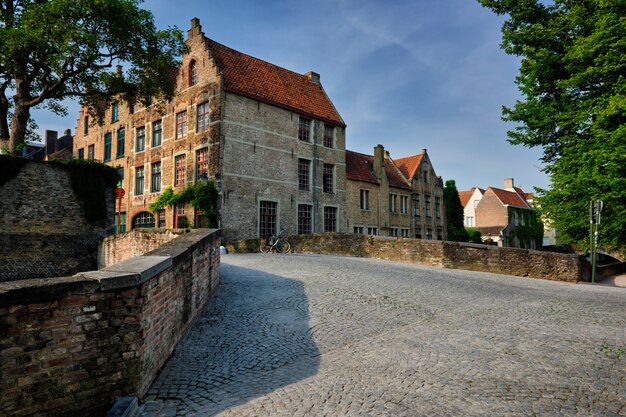 Canal de Bruges e casas antigas. Bruges, Bélgica