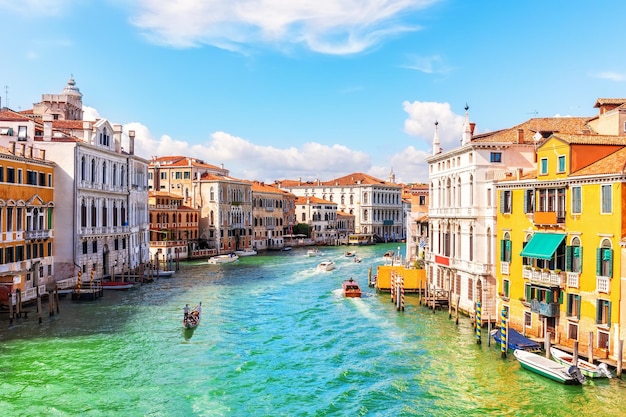 Canal de Veneza com gôndolas de casas luxuosas e barcos Itália