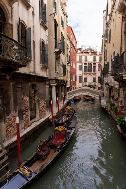 Canal de Veneza entre fachadas coloridas e com gôndolas