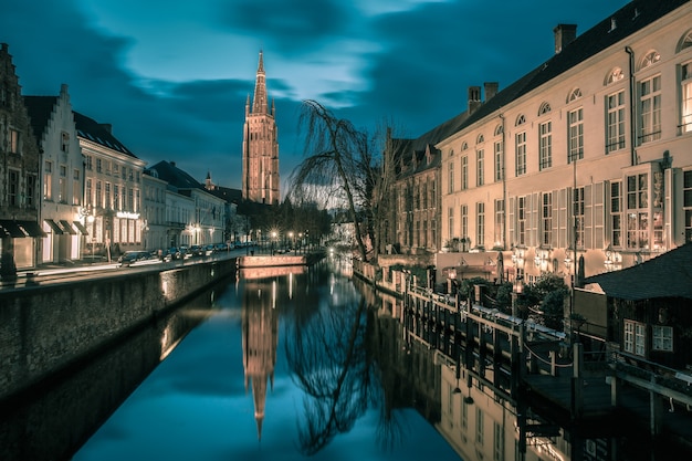 Canal Dijver y una iglesia de Nuestra Señora en Brujas