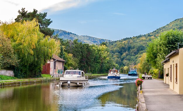 Canal do Reno nas montanhas Vosges, Alsase, França