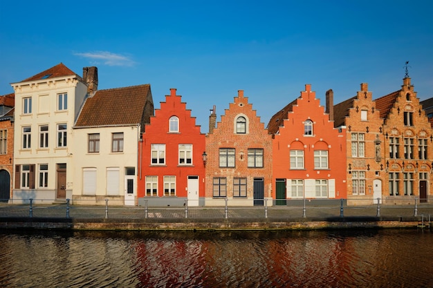 Canal e casas antigas Bruges Brugge Bélgica