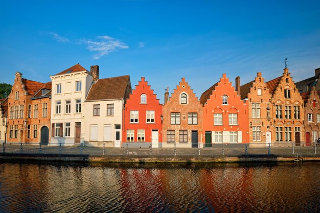 Foto canal e casas antigas bruges brugge bélgica