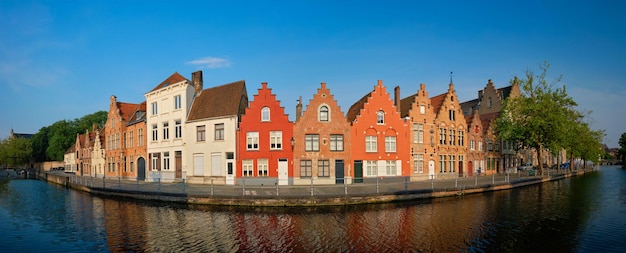 Canal e casas antigas bruges brugge bélgica