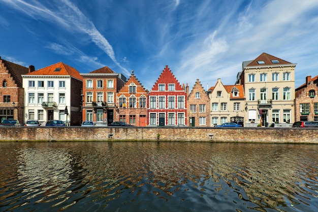 Canal e casas medievais Bruges Brugge Bélgica