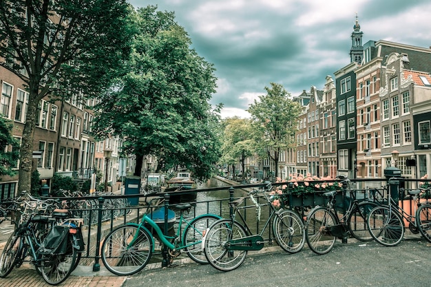 Canal e ponte de Amsterdã com bicicletas Holanda