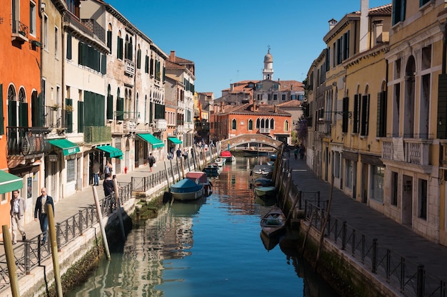 Canal e ponte entre edifícios