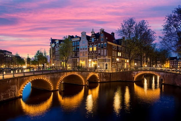 Canal e típicas casas holandesas à noite em amsterdã, holanda