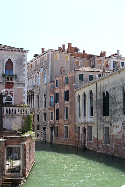 Un canal con un edificio al fondo.