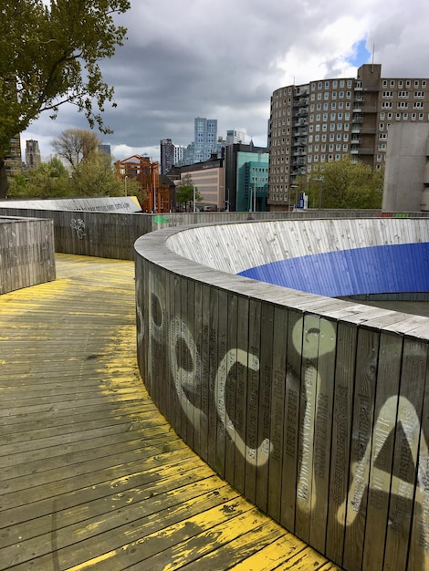 Foto canal por edificios contra el cielo en la ciudad