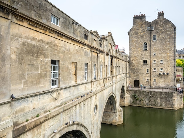 Canal con edificios para residentes con puente en Bath Inglaterra