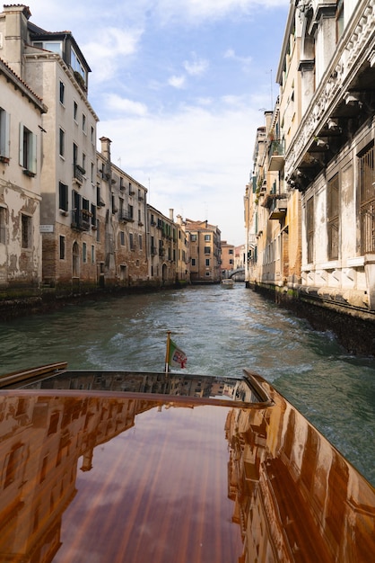 Canal em meio a edifícios na cidade contra o céu