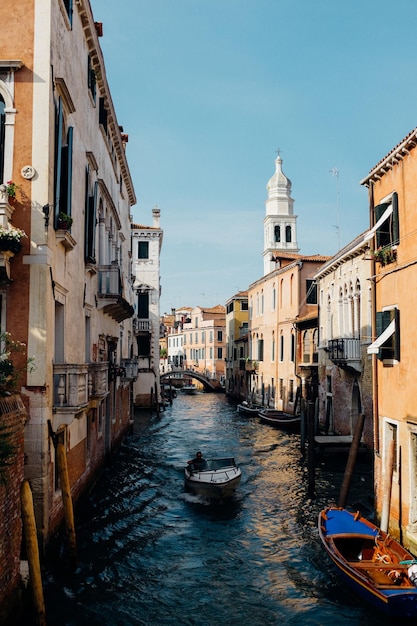 Canal em meio a edifícios na cidade