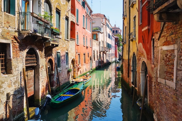 Canal em meio a edifícios na cidade