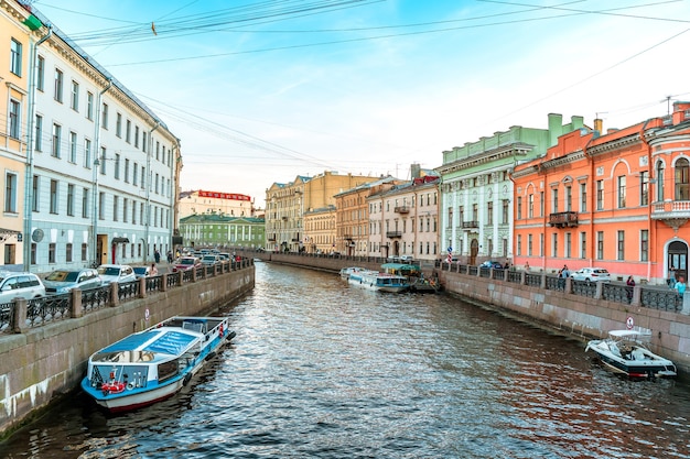 Canal em São Petersburgo com uma bela vista, cartão postal de verão de uma cidade turística