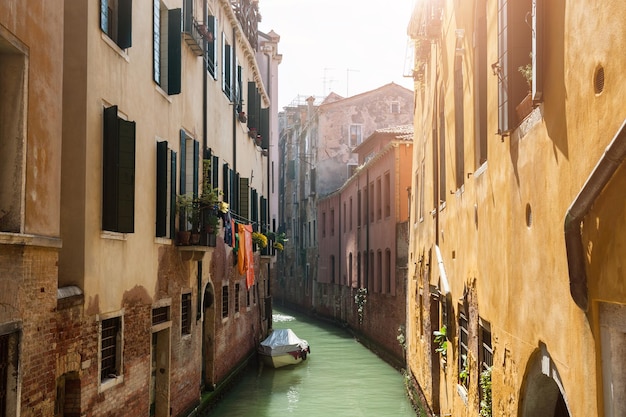 Canal escénico al atardecer en Venecia, Italia