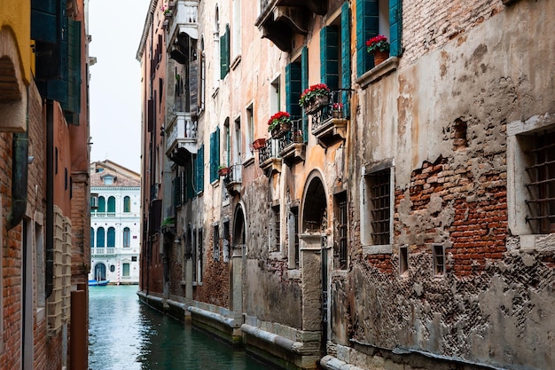 Canal escénico con arquitectura antigua en Venecia, Italia.