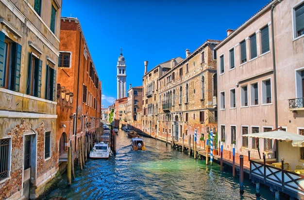 Canal escénico con barcos Carabinieri Venecia Italia HDR