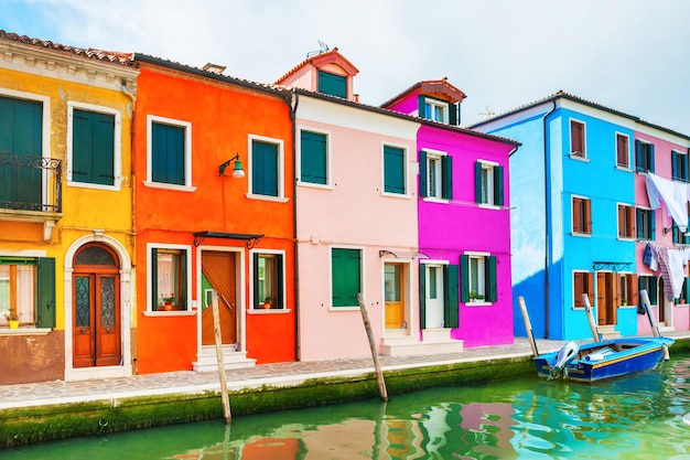 Canal escénico con casas de colores en la isla de Burano, cerca de Venecia, Italia