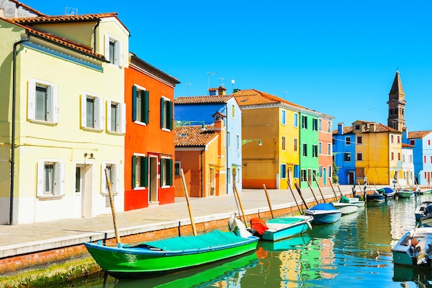 Canal escénico con casas de colores en la isla de Burano, cerca de Venecia, Italia