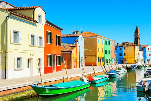 Canal escénico con casas de colores en la isla de Burano, cerca de Venecia, Italia