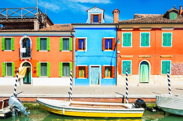 Canal escénico y coloridas casas en la isla de Burano, cerca de Venecia, Italia