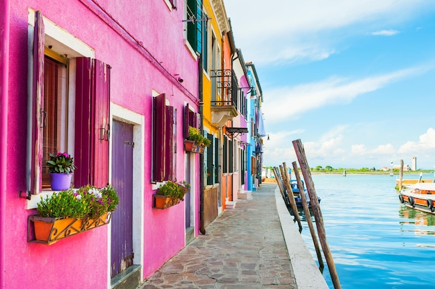Canal escénico y coloridas casas en la isla de Burano, cerca de Venecia, Italia