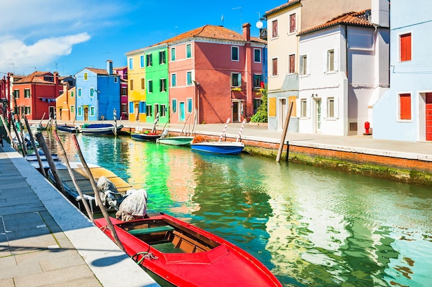 Canal escénico y coloridas casas en la isla de Burano, cerca de Venecia, Italia