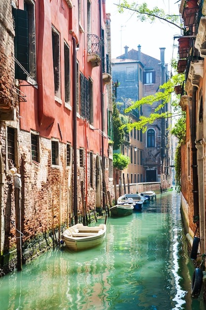 Canal escénico con edificios antiguos en Venecia, Italia.