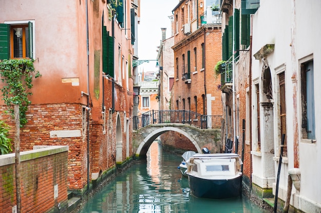 Canal escénico con edificios antiguos en Venecia, Italia.