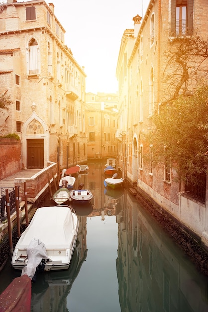 Foto canal estrecho en la ciudad de venecia italia con barcos