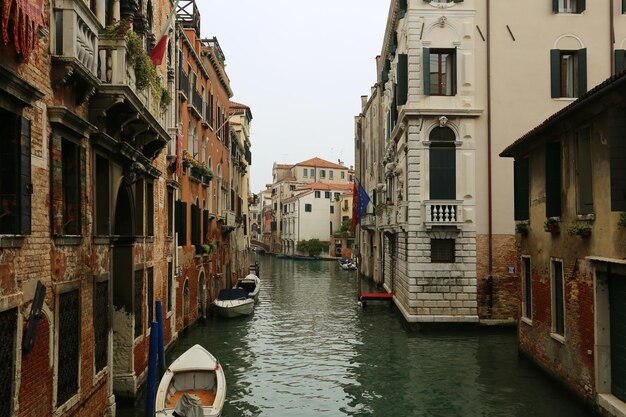 Foto canal estrecho a lo largo de los edificios